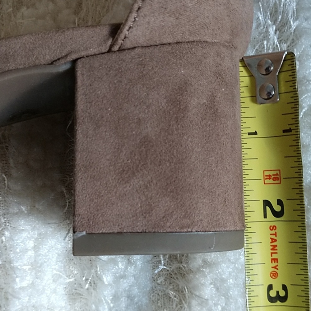 NEW Liz Claiborne Sandal Block Heel Medallion Ankle Strap Suede Truffle Tan 7.5 - Picture 6 of 13